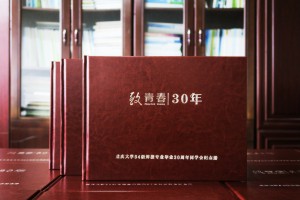 畢業(yè)30年之際 做一本同學(xué)聚會紀(jì)念冊 刷爆好評 卻有人偷偷抹眼淚!